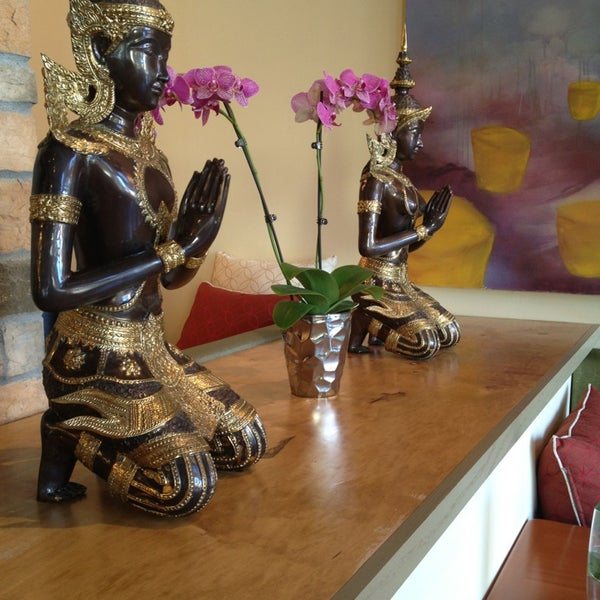 2/15/2013 tarihinde Nathaniel H.ziyaretçi tarafından Maiphai Thai Cuisine'de çekilen fotoğraf