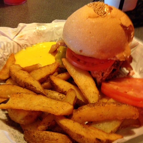 Photo taken at Fuddruckers by Keith D. on 6/29/2014