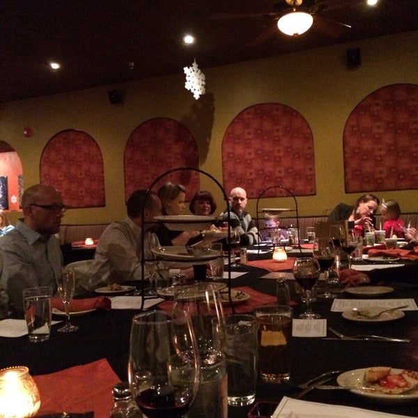 12/15/2013 tarihinde Sarah E.ziyaretçi tarafından Carlo&#39;s Copa Room Italian Restaurant/Catering and Sunday Brunch'de çekilen fotoğraf