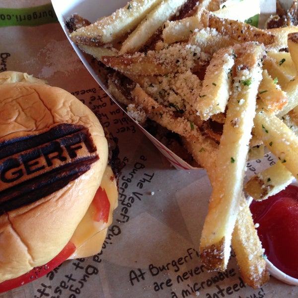 รูปภาพถ่ายที่ BurgerFi โดย Jeff S. เมื่อ 4/28/2013