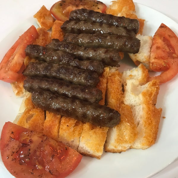 Das Foto wurde bei Dostol Kebap Salonu von FüSuN Ç. am 12/30/2018 aufgenommen