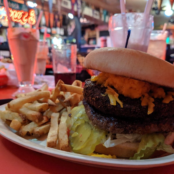 Снимок сделан в Hut&#39;s Hamburgers пользователем Genevieve C. 7/1/2019