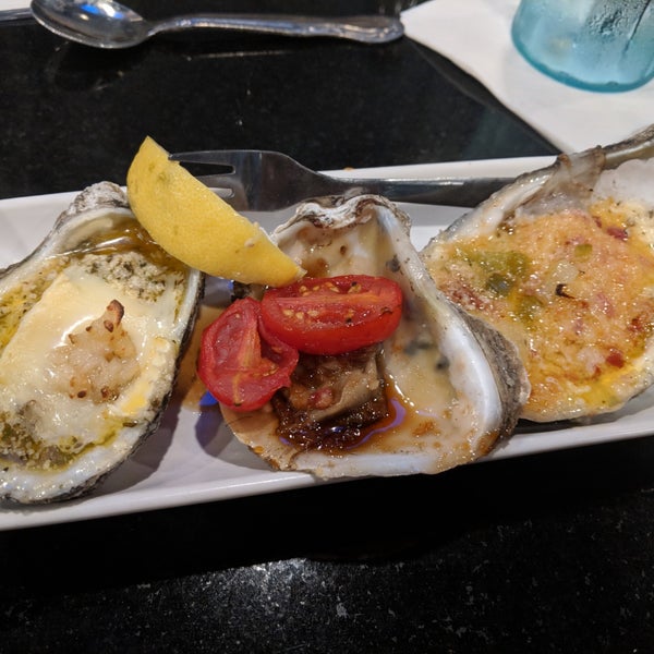 Foto diambil di The Governor Seafood &amp; Oyster Bar oleh Genevieve C. pada 10/23/2018