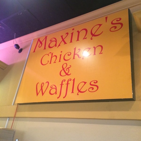Снимок сделан в Maxine&#39;s Chicken &amp; Waffles пользователем Leslie Lynnton F. 11/29/2014