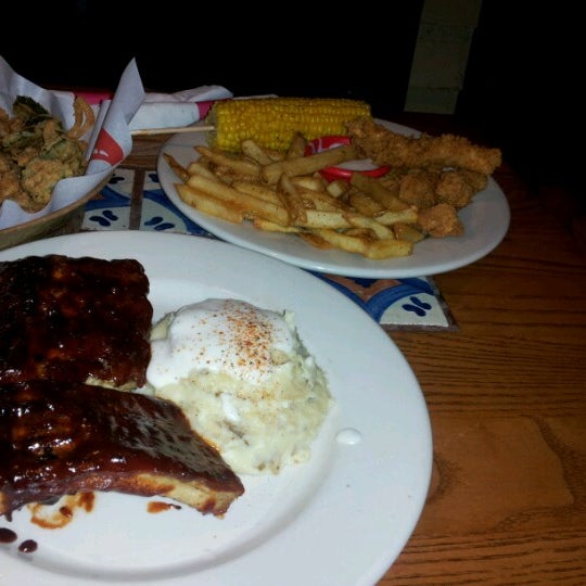 Photo taken at Chili&#39;s Grill &amp; Bar by Saul P. on 10/4/2012