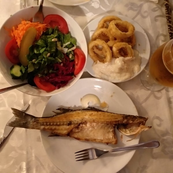 Foto diambil di Çapari Restaurant oleh Meryem I. pada 10/20/2019