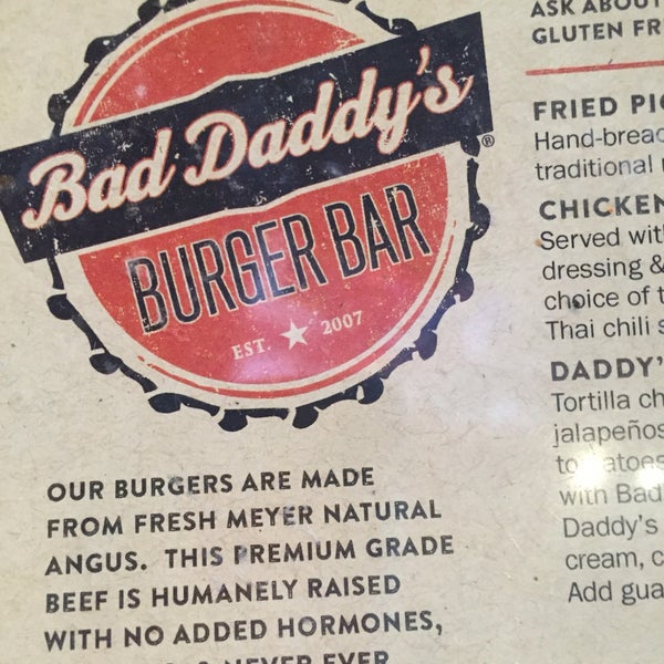 รูปภาพถ่ายที่ Bad Daddy&#39;s Burger Bar โดย Robin C. เมื่อ 6/20/2016