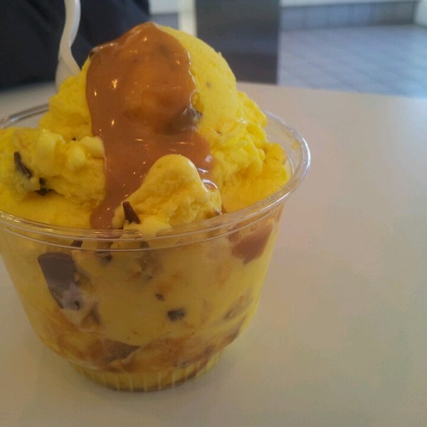 4/16/2013에 Natalie P.님이 MURF&#39;S Frozen Custard and Jumbo Burgers에서 찍은 사진