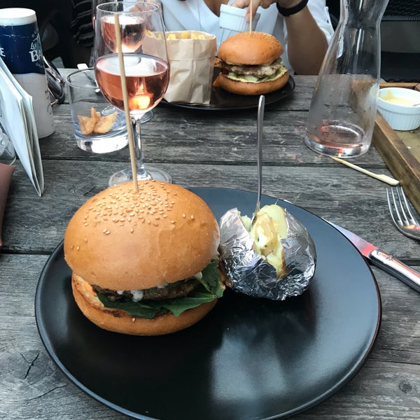 Das Foto wurde bei &#39;t Koningshuis Beef &amp; Burgers von Jorkin D. am 8/22/2018 aufgenommen