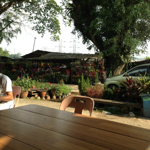 Gerai Pakcik Malik D Pokok 2 Tips
