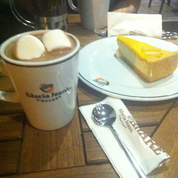 Photo taken at Gloria Jean&#39;s Coffees by Hülya A. on 4/24/2013