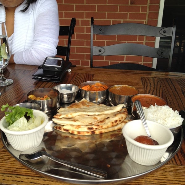รูปภาพถ่ายที่ Mantra Indian Cuisine &amp; Bar โดย Emma B. เมื่อ 9/27/2013