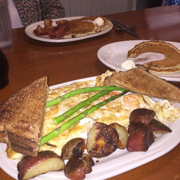 Photo taken at Linda Jean&#39;s Restaurant by Emma B. on 6/23/2015