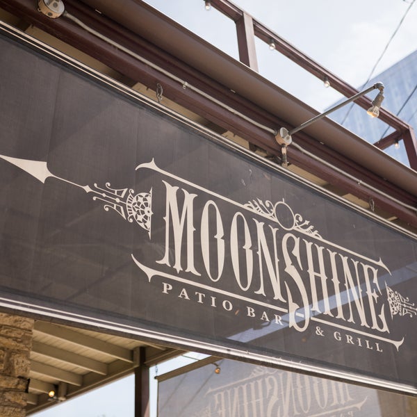 5/8/2018 tarihinde Moonshine Patio Bar &amp; Grillziyaretçi tarafından Moonshine Patio Bar &amp; Grill'de çekilen fotoğraf