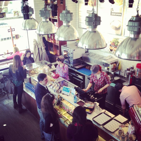 4/26/2013 tarihinde Katya P.ziyaretçi tarafından Brasserie Koffee Times'de çekilen fotoğraf