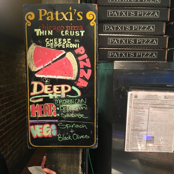 รูปภาพถ่ายที่ Patxi&#39;s Pizza โดย Sherry B. เมื่อ 2/18/2017