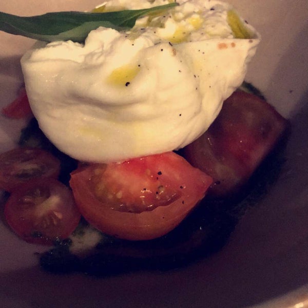 Burrata and smoked beef chuck rib are the must to try 👍🏻