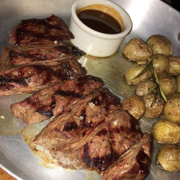 5/7/2016 tarihinde Khaledziyaretçi tarafından Fume Neighborhood Eatery Downtown'de çekilen fotoğraf