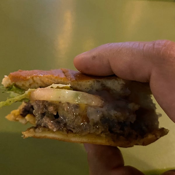 Foto tomada en BurgerFi  por Khaled el 11/1/2019