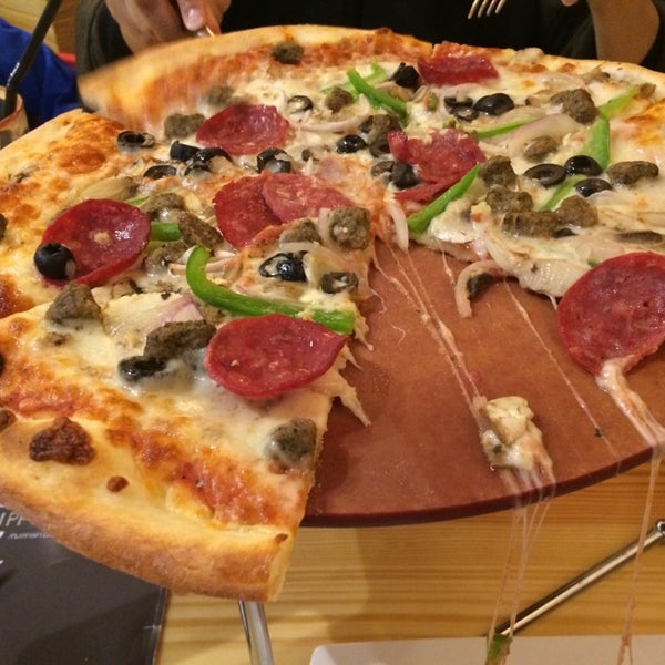 Снимок сделан в Flippin Pizza пользователем Khaled 5/23/2014