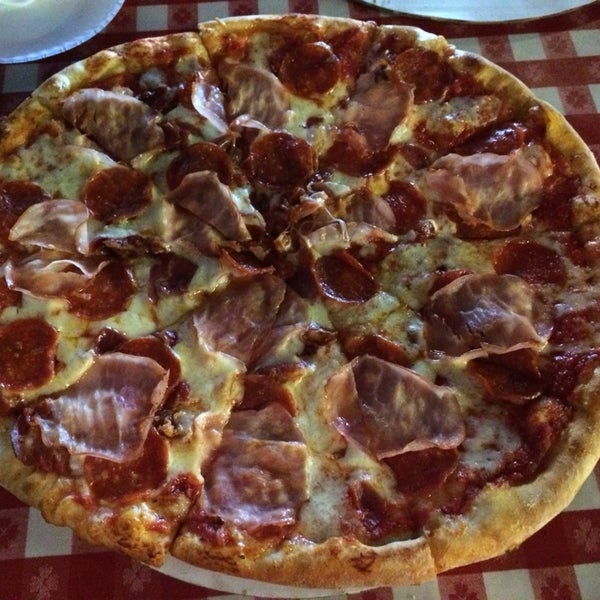 รูปภาพถ่ายที่ Big Ed&#39;s Pizza โดย Dwayne W. เมื่อ 1/19/2014