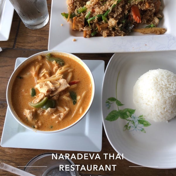 รูปภาพถ่ายที่ NaraDeva Thai Restaurant โดย Tushar P. เมื่อ 7/14/2018