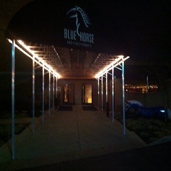 Photo prise au Blue Horse Restaurant &amp; Bar par Patrick H. le11/18/2013