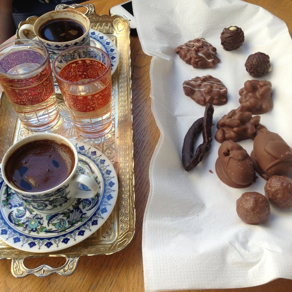 รูปภาพถ่ายที่ Çikolata Dükkanı โดย Uğur A. เมื่อ 4/30/2013
