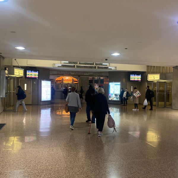 รูปภาพถ่ายที่ Newark Penn Station โดย Gary d. เมื่อ 10/28/2021