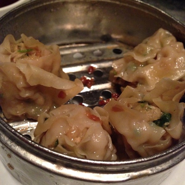Foto diambil di Gigi&#39;s Asian Bistro And Dumpling Bar oleh Constantine V. pada 12/21/2013