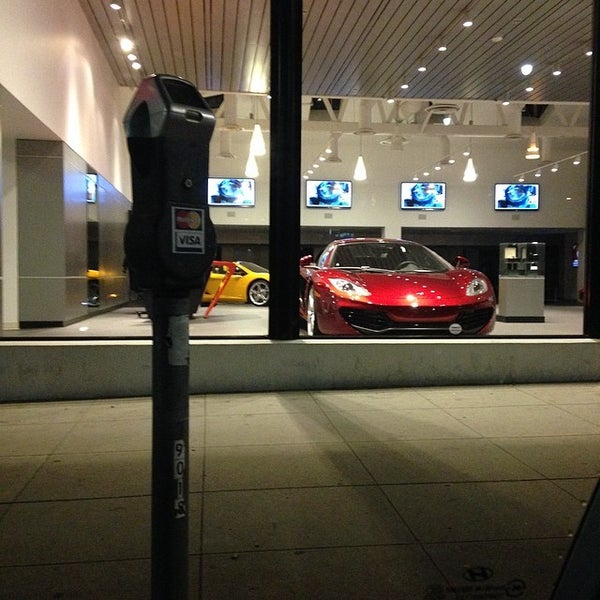Снимок сделан в McLaren Auto Gallery Beverly Hills пользователем Alexander C. 4/5/2014