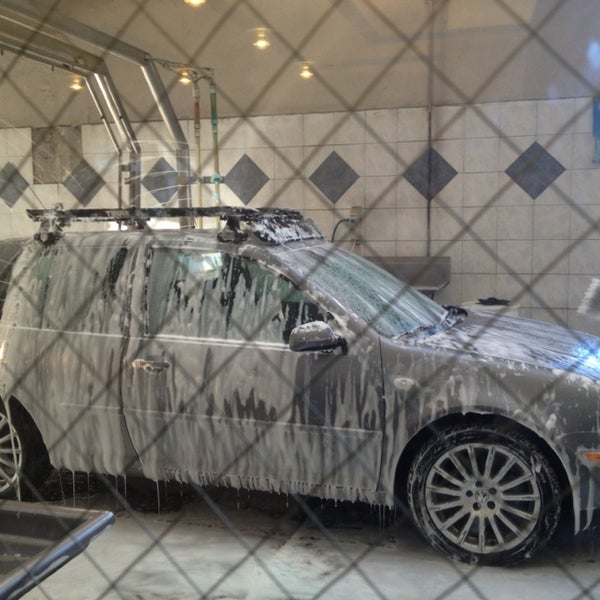 Foto scattata a Tower Car Wash da Amelia K. il 3/11/2013