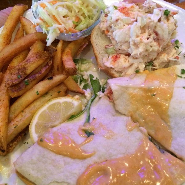 Foto scattata a Madfish Grill da Destination Cuisine L. il 4/15/2014