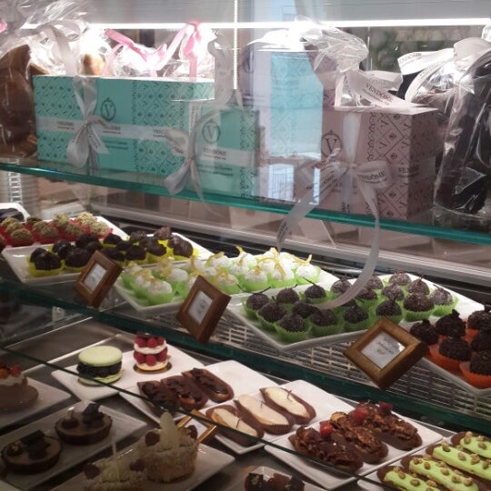 Foto tomada en Café Vendome &amp; Chocolate Boutique  por Ksenia S. el 6/21/2014