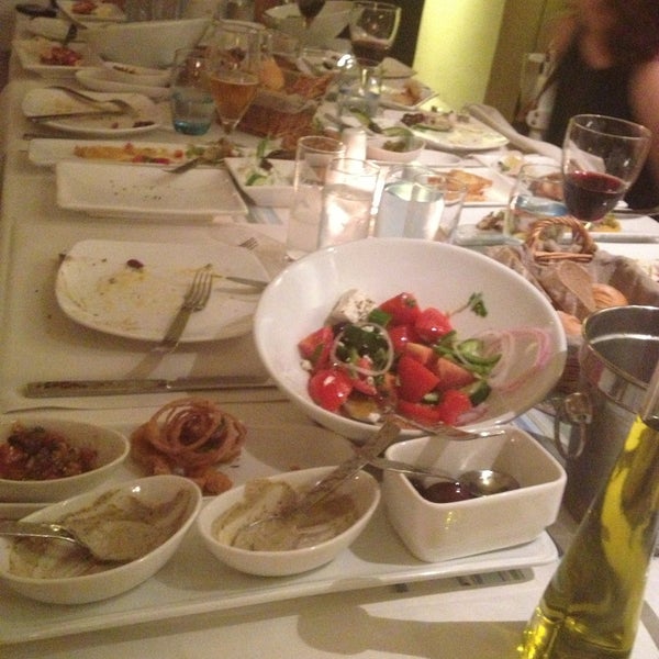 Foto tirada no(a) Elia Greek Restaurant por Hande em 5/17/2013