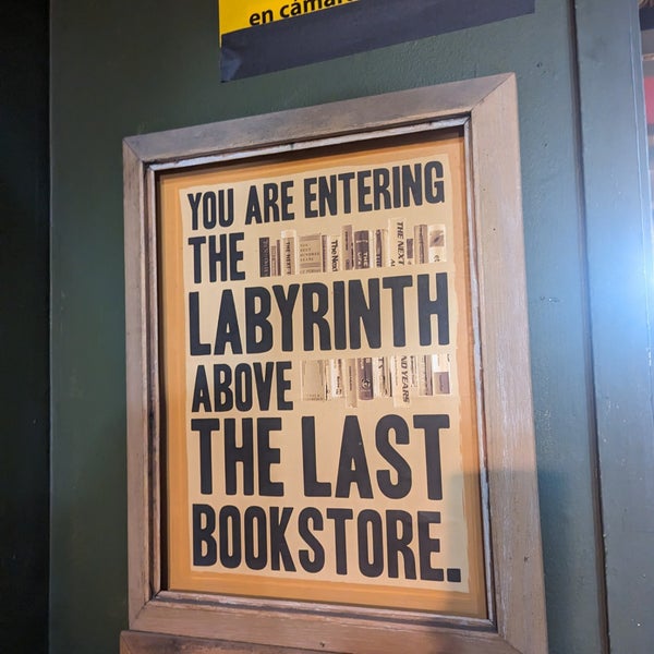Foto diambil di The Last Bookstore oleh Barbara pada 8/17/2023