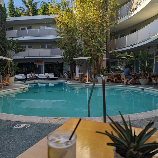 รูปภาพถ่ายที่ Avalon Hotel Beverly Hills โดย Barbara เมื่อ 9/6/2022