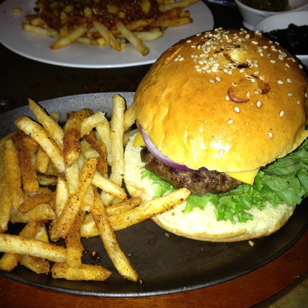 Foto diambil di The Hamburger Club oleh Diana C. pada 4/28/2013