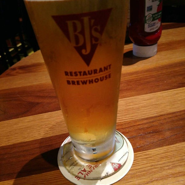 Photo taken at BJ&#39;s Restaurant &amp; Brewhouse by Jason T. on 2/10/2018