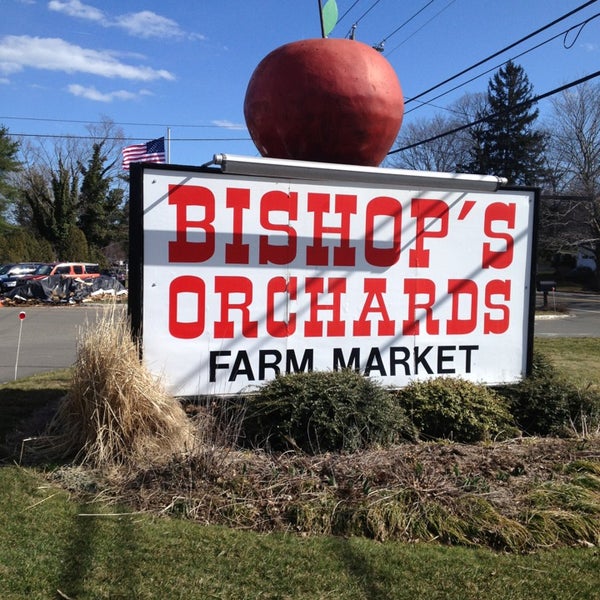 3/30/2013 tarihinde Amy G.ziyaretçi tarafından Bishop&#39;s Orchards Farm Market &amp; Winery'de çekilen fotoğraf