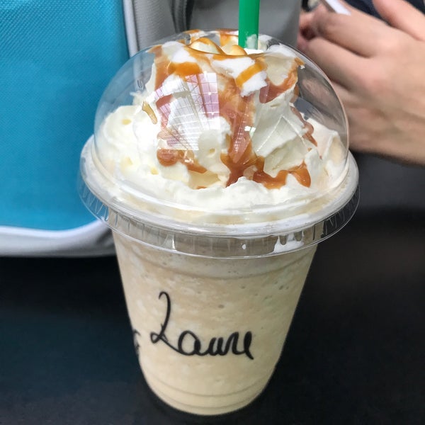 Снимок сделан в Starbucks пользователем Lore M. 10/26/2019