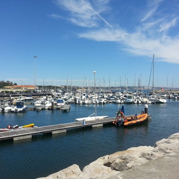 รูปภาพถ่ายที่ Porto de Recreio de Oeiras โดย Andre เมื่อ 4/21/2013