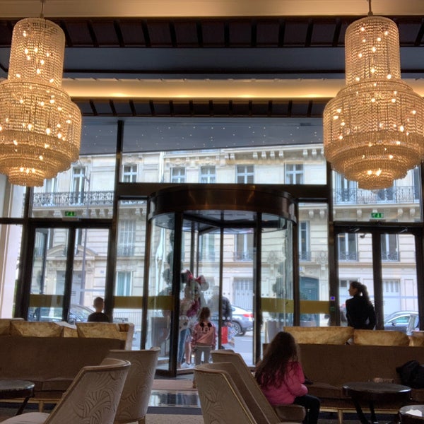 Foto diambil di Hôtel du Collectionneur oleh Corey O. pada 4/18/2019