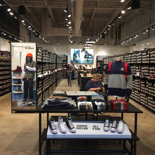 Chuck taylor outlet store top