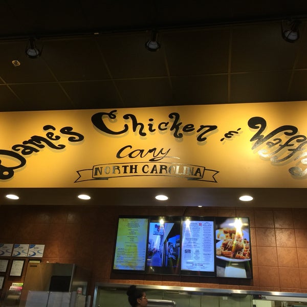 6/7/2018 tarihinde Corey O.ziyaretçi tarafından Dame&#39;s Chicken &amp; Waffles'de çekilen fotoğraf
