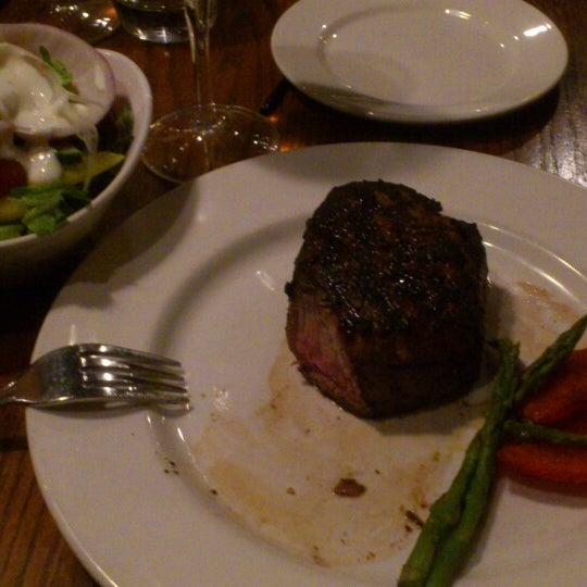 Photo prise au The Keg Steakhouse + Bar - London South par Frank G. le5/9/2013