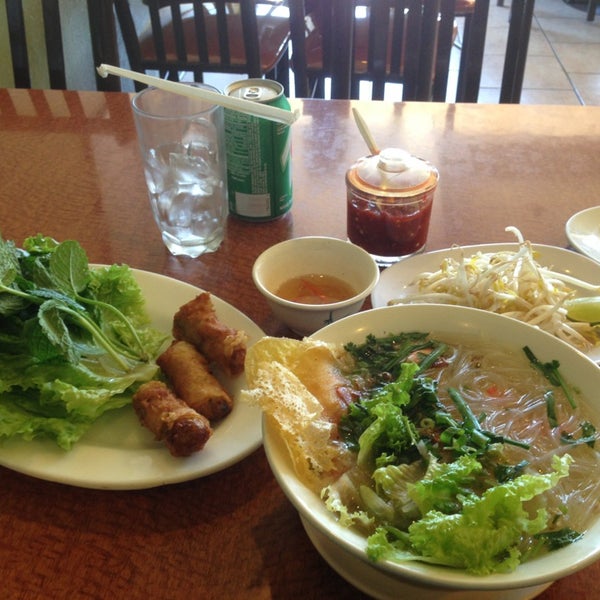 Das Foto wurde bei Bolsa Vietnamese Restaurant von Ronnie G. am 6/25/2013 aufgenommen