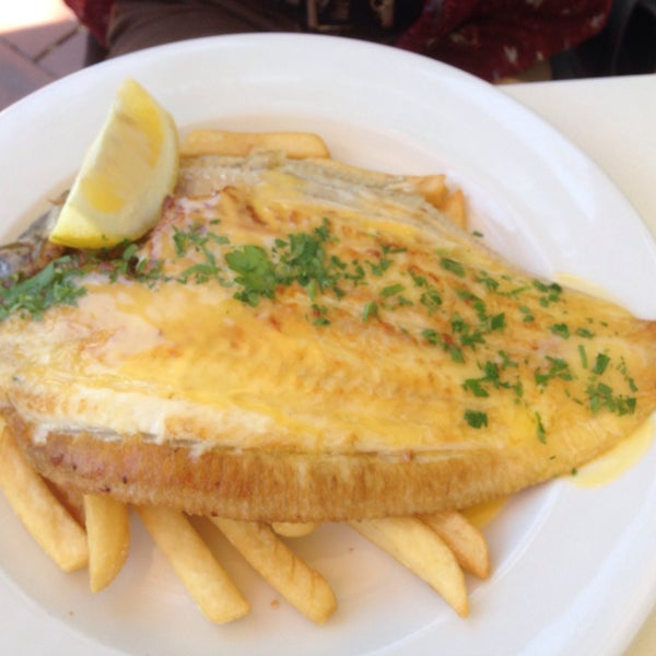 Снимок сделан в Blue Fish Seafood Restaurant пользователем Fleur M. 11/9/2015