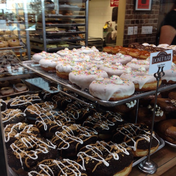 รูปภาพถ่ายที่ Crafted Donuts โดย Rochelle A. เมื่อ 5/31/2015