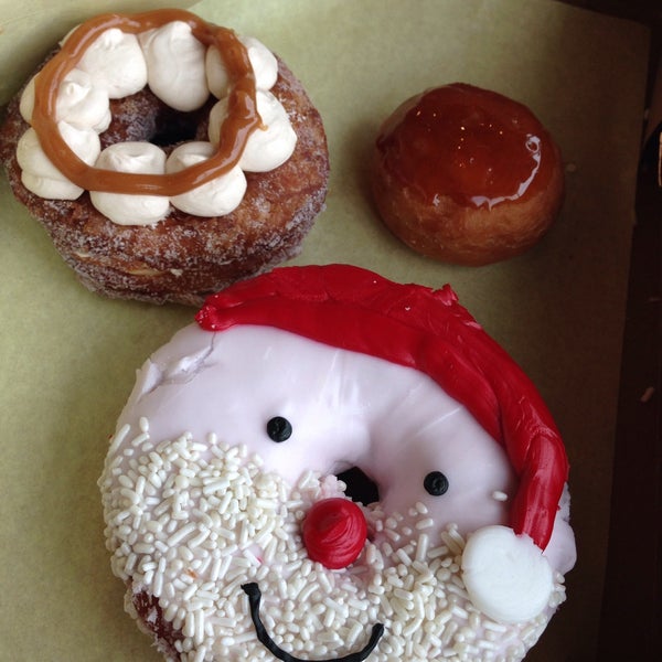 รูปภาพถ่ายที่ Crafted Donuts โดย Rochelle A. เมื่อ 7/24/2015